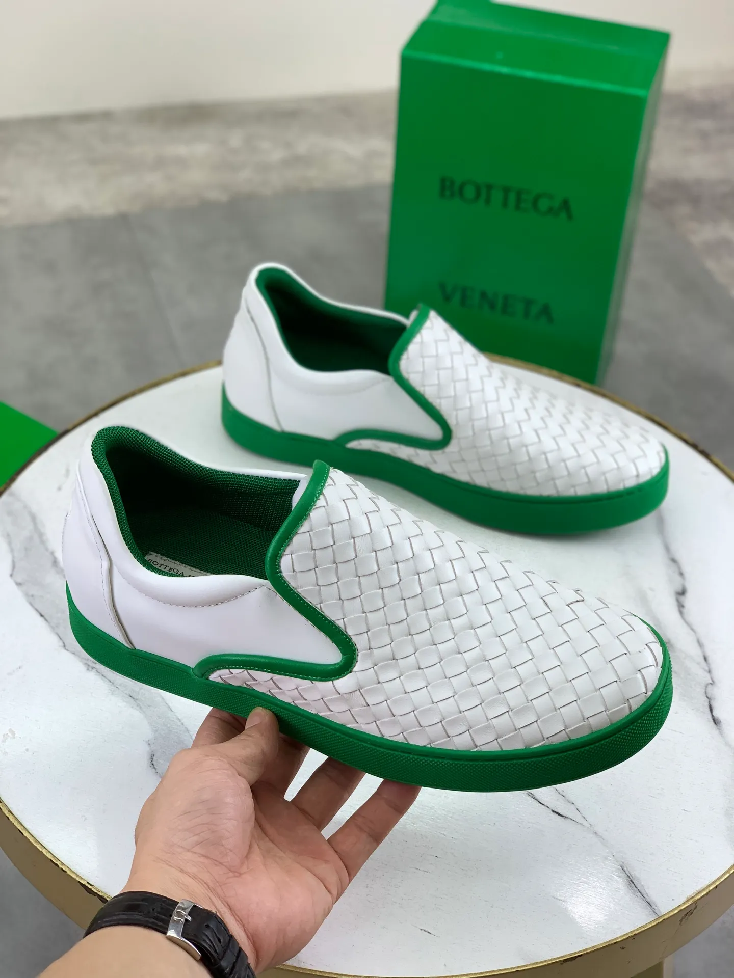 Factory price P720 💰Top quality💎💎💎 BOTTEGA VENETA official website synchronous couple👫The latest top version of the highest version of BV high-top casual shoes in the market, accept material comparison, shoe type comparison, process comparison, practical and textured, versatile, suitable for any occasion, the more you look at it, the more flavorful it becomes. Pure hand-woven craftsmanship - upper material, imported original woven calfskin - high-quality water-dyed cowhide inside - original private model customized outsole -Size: male 39-44 (customized 38 45 46) female 35-39 (customized 34 40 41) Comes with original BV green box, complete packaging.